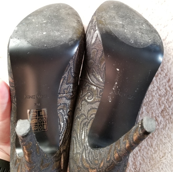 NINE WEST Formal Gold Patterned Pumps - Picture 6 of 6